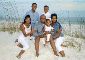 Family photoshoot on dunes by a San Destin photographer