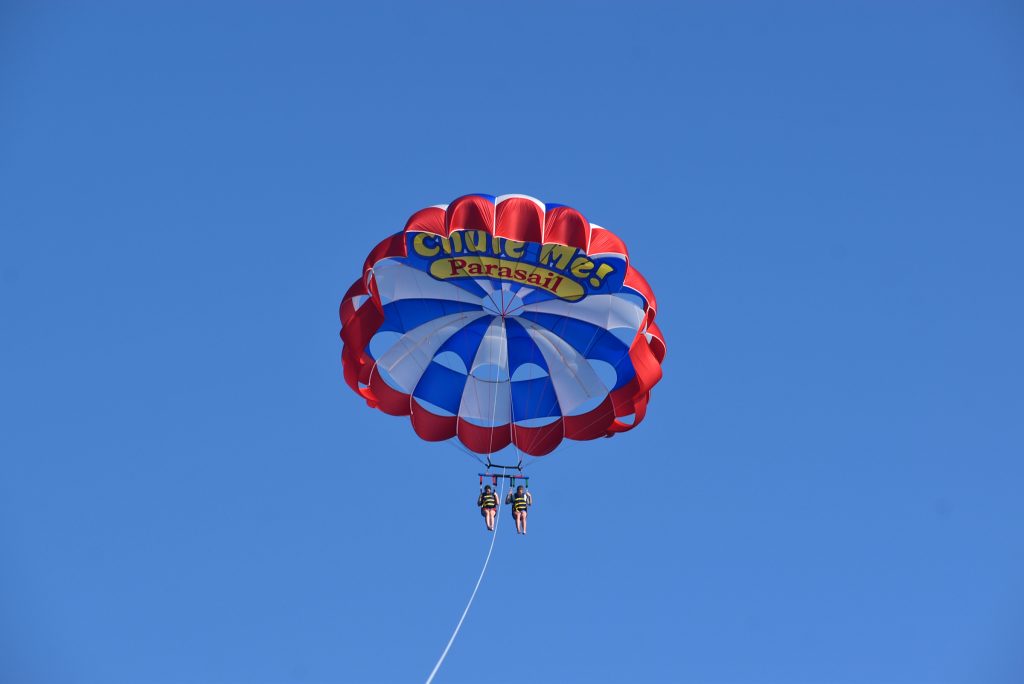 Sandestin parasail in sky.